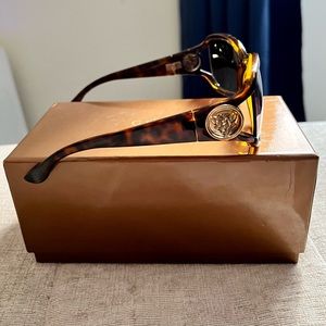 Gucci 3059 S sunglasses In excellent condition comes with boxes.